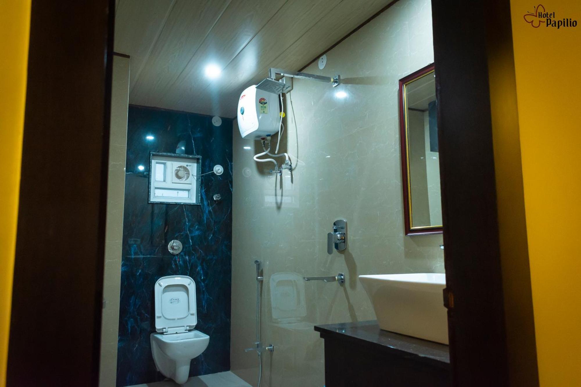 Hotel Papilio Malda Экстерьер фото