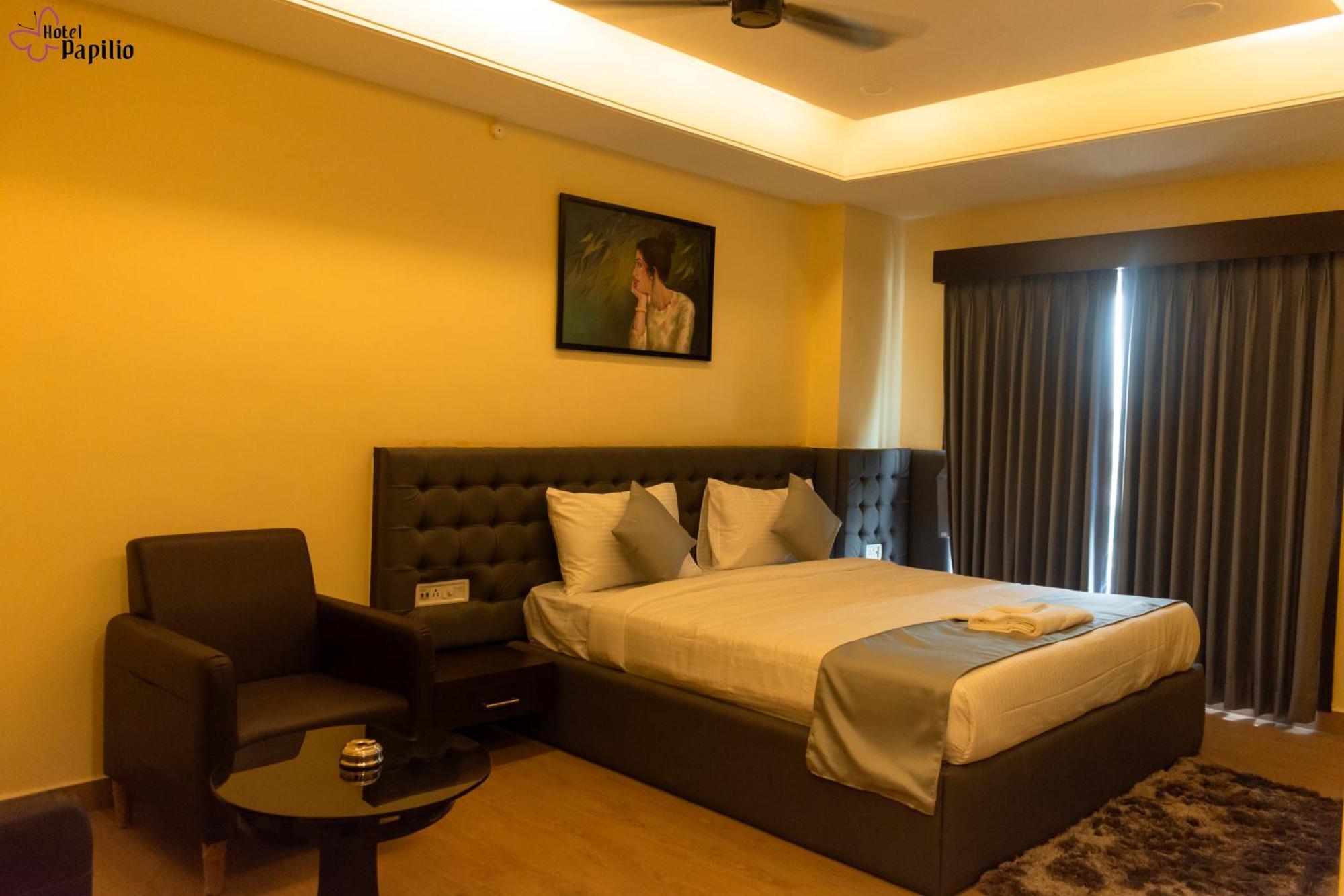 Hotel Papilio Malda Экстерьер фото