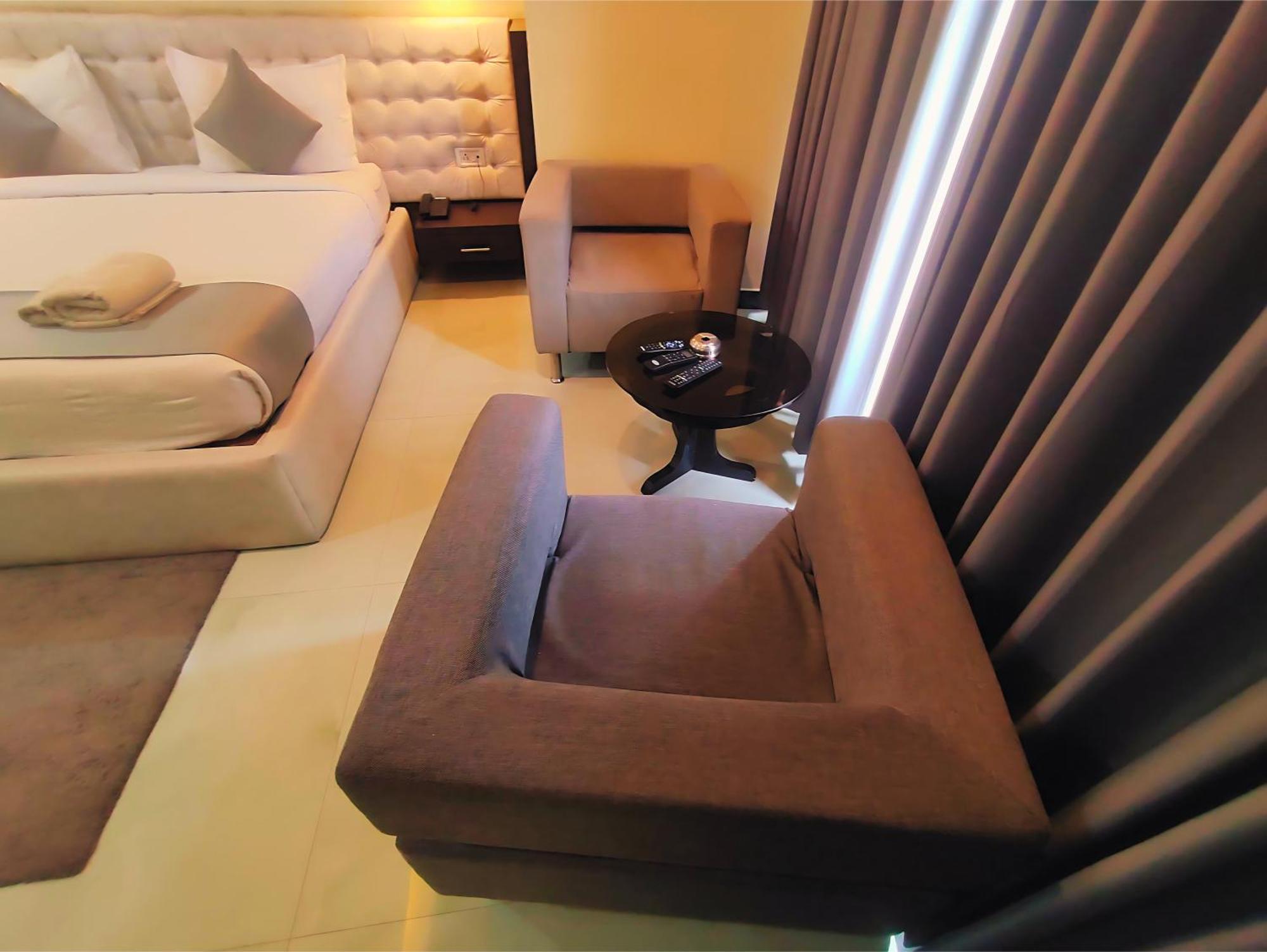 Hotel Papilio Malda Экстерьер фото