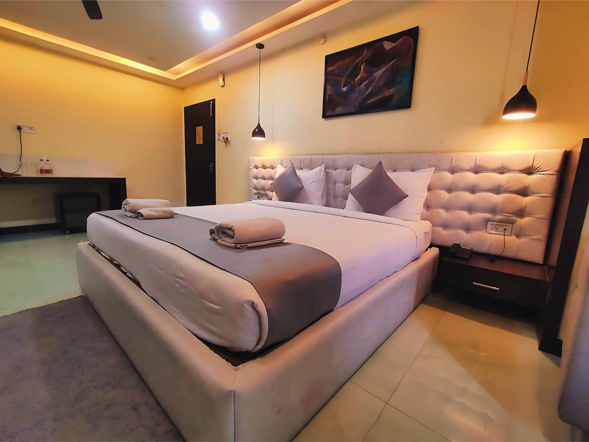 Hotel Papilio Malda Экстерьер фото