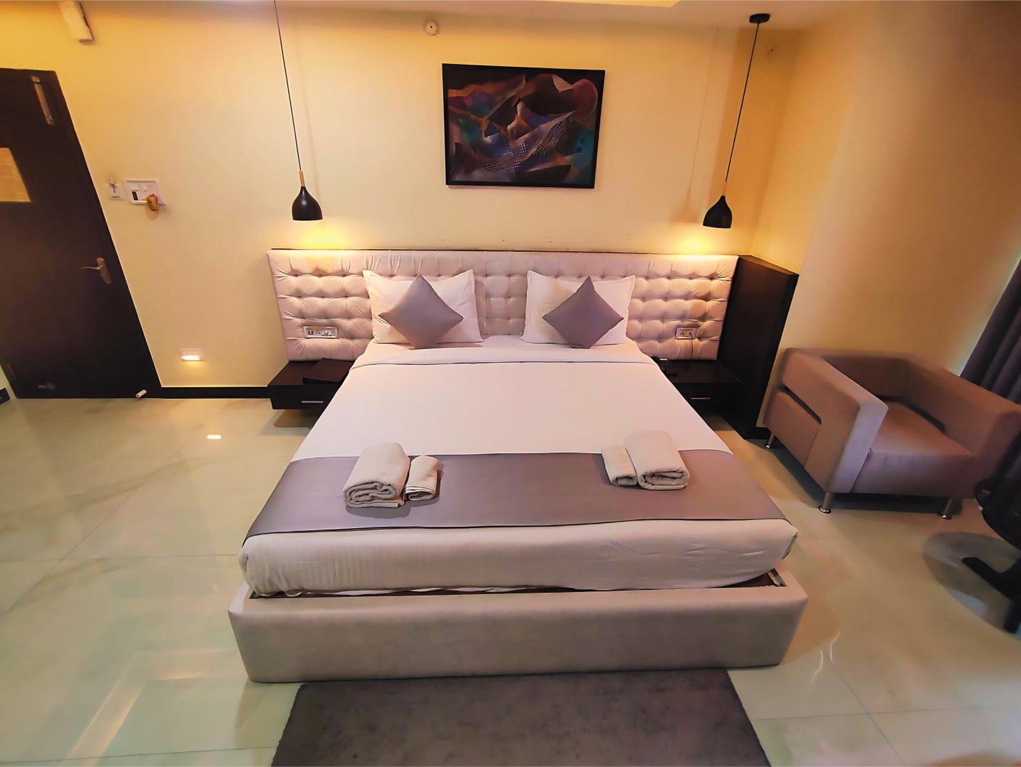Hotel Papilio Malda Экстерьер фото