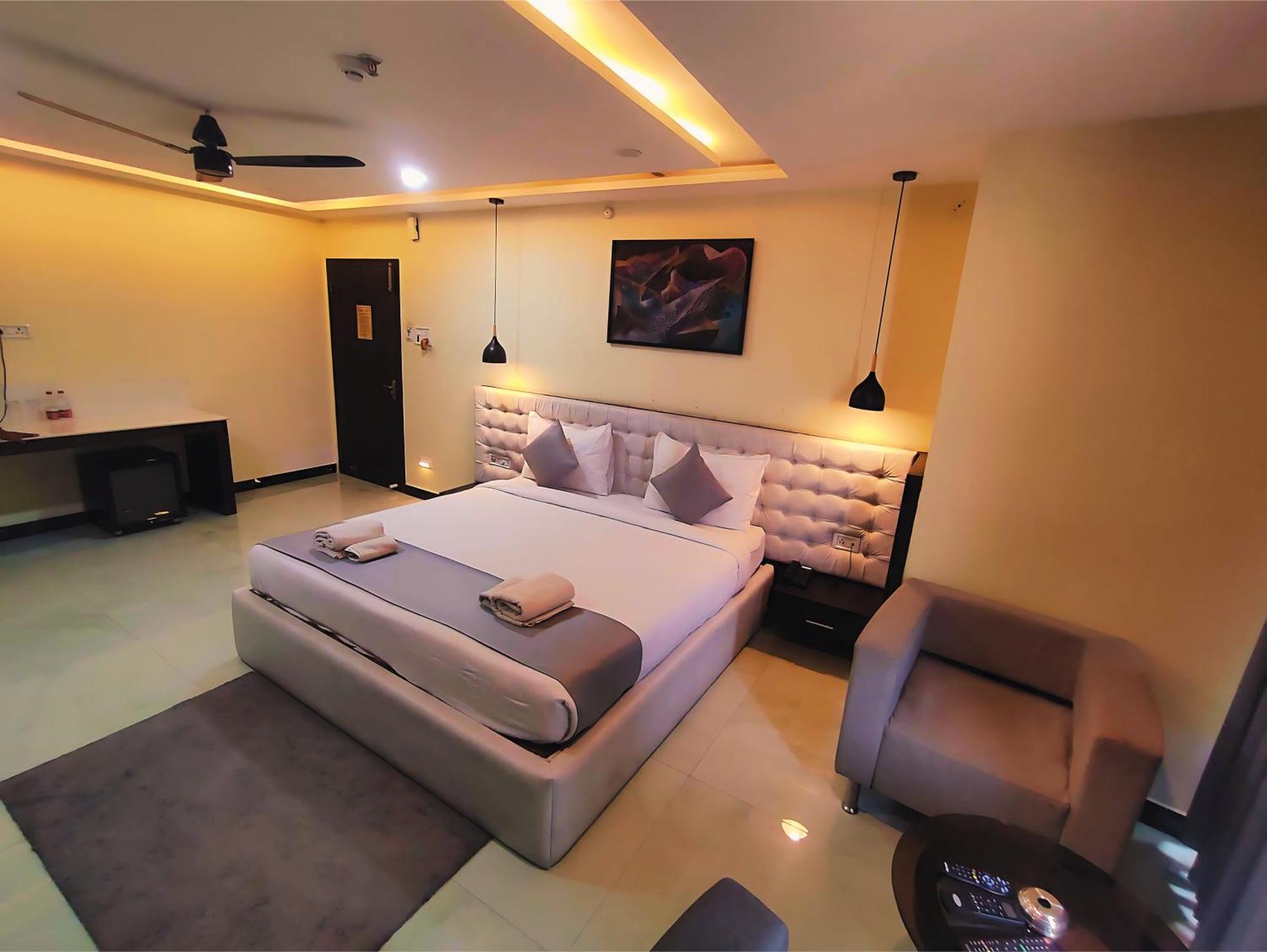 Hotel Papilio Malda Экстерьер фото