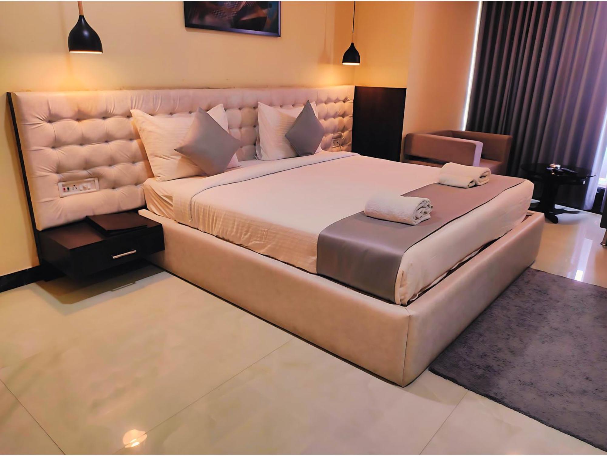 Hotel Papilio Malda Экстерьер фото