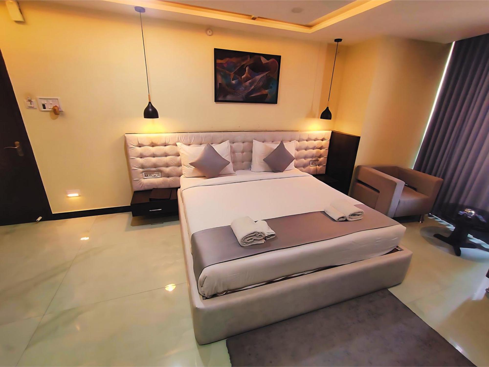 Hotel Papilio Malda Экстерьер фото