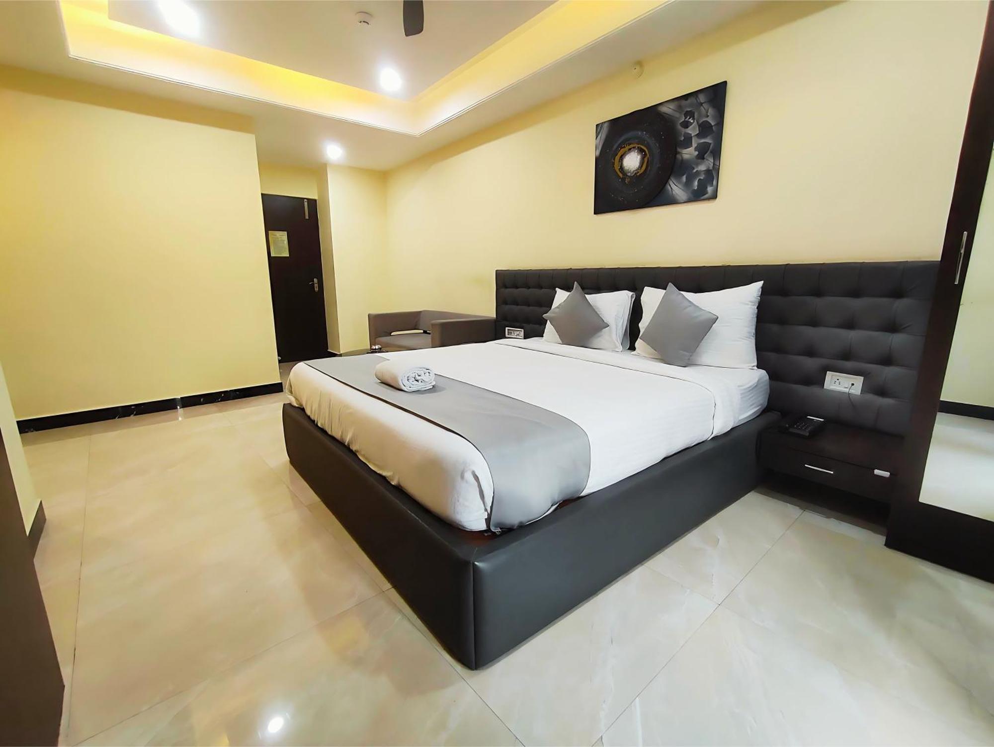 Hotel Papilio Malda Экстерьер фото