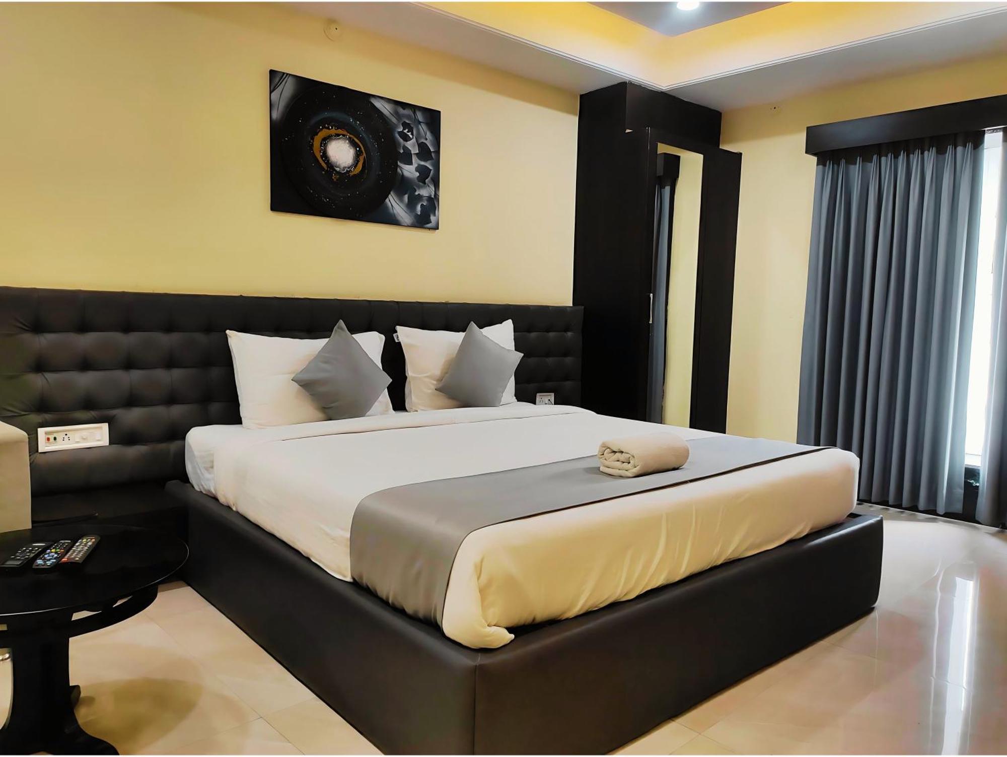 Hotel Papilio Malda Экстерьер фото